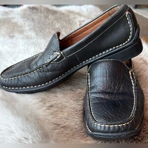 Hush Puppy Classic Black Leather Loafers w Off-white Top-stitching & Rubber Sole
